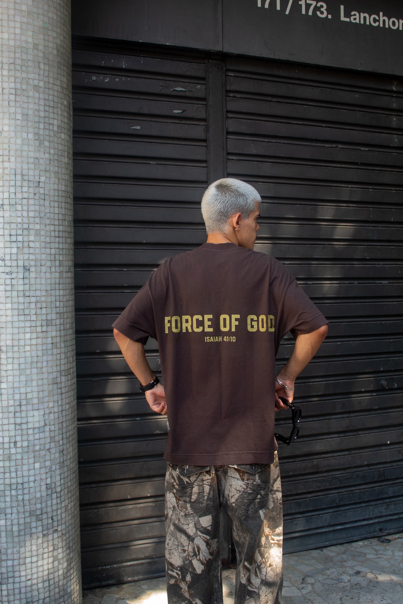 CAMISETA OVERSIZED ISAIAH 41:10 - MARROM
